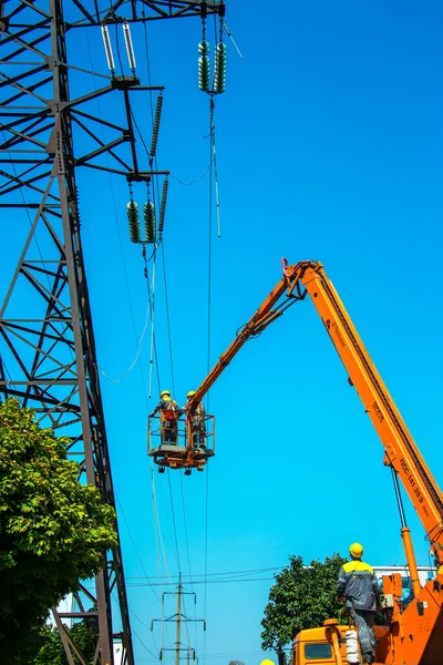 Dnipropetrovsk, Ukrayna - 08.08.2021: güç aktarım hatlarının onarımı. Kulelerin yardımıyla işçiler güç aktarım hatlarını onarıyor.