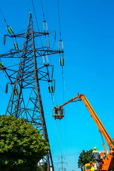 Dnipropetrovsk, Ukrayna - 08.08.2021: güç aktarım hatlarının onarımı. Kulelerin yardımıyla işçiler güç aktarım hatlarını onarıyor.