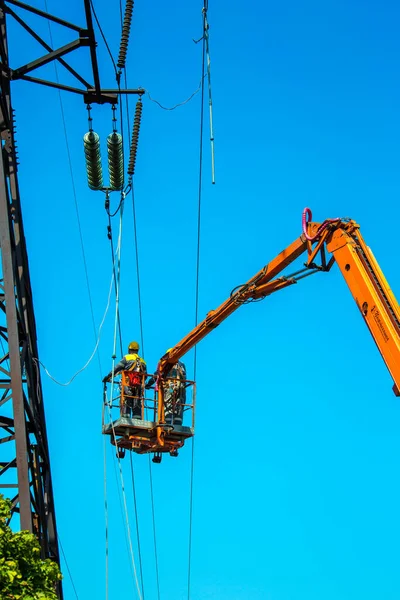 Dnipropetrovsk, Ukrayna - 08.08.2021: güç aktarım hatlarının onarımı. Kulelerin yardımıyla işçiler güç aktarım hatlarını onarıyor.