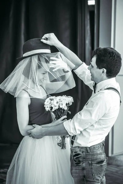 Portret Van Een Jong Stel Trouwkleding Dat Hun Trouwdag Zwart — Stockfoto