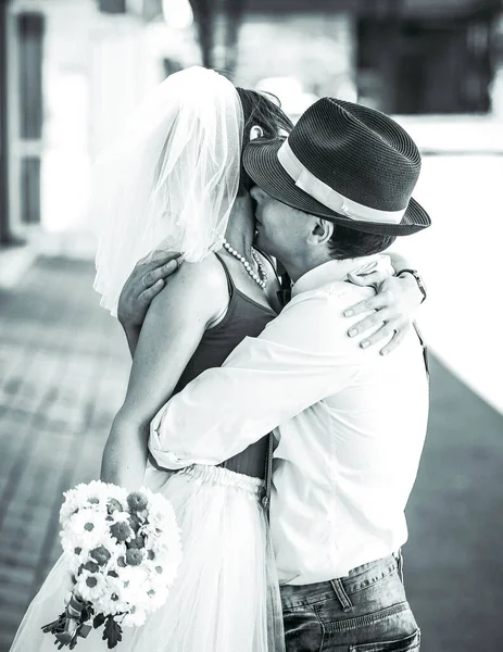 Portrait Young Couple Wedding Attire Celebrating Wedding Anniversary Black White — Foto de Stock