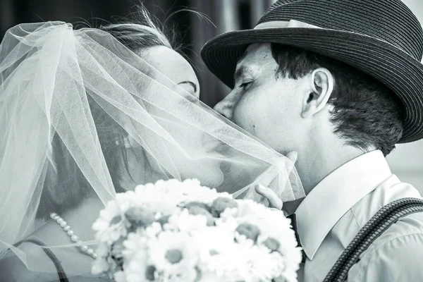 一对穿着婚纱的年轻夫妇穿着黑白相间的婚纱庆祝结婚周年的画像 把花束放在一起 亲爱的 — 图库照片