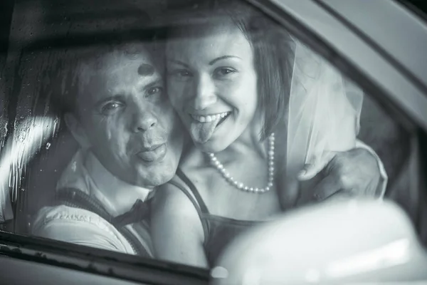 Retrato Jovem Casal Traje Casamento Celebrando Seu Aniversário Casamento Preto Imagem De Stock