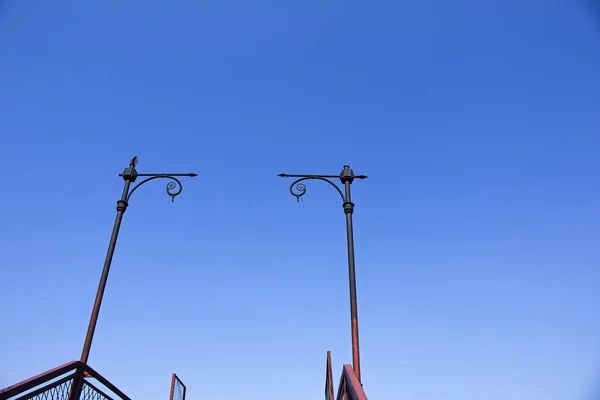 Details Construction Old Pedestrian Bridge Railway Rails Rusty Pole Blue — Fotografia de Stock