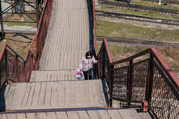 Ucrania Dnipro 2021 Gente Camina Largo Del Viejo Puente Peatonal — Foto de Stock