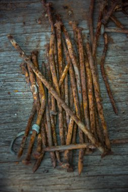 Tahtanın üzerinde bir sürü paslı eğri çivi var..