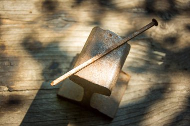 Orijinal, eski, paslı, el yapımı Victoria yapımı demir çivi..