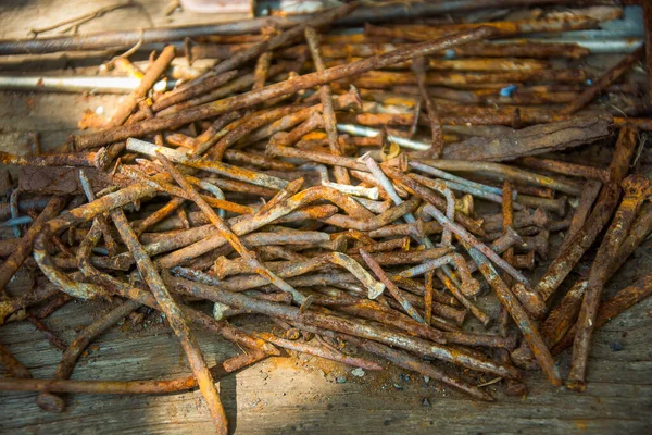 Viele Alte Rostige Gebogene Nägel Liegen Auf Einem Holzbrett — Stockfoto