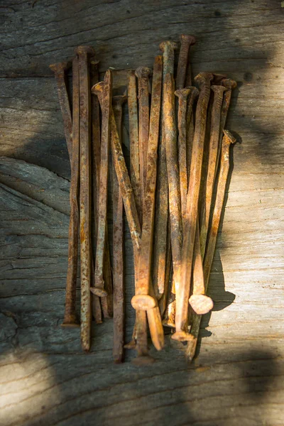 Viele Alte Rostige Gebogene Nägel Liegen Auf Einem Holzbrett — Stockfoto