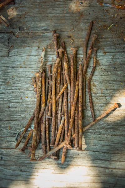 Beaucoup Vieux Ongles Rouillés Couchés Sur Une Planche Bois — Photo