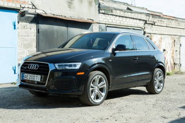 Dnepropetrovsk, Ukrayna - 06.08.2022: AUDI Q3 in black. Audi Q3 alt kompakt lüks SUV aracı.