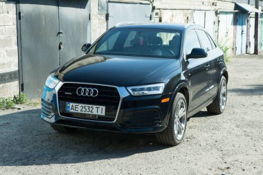 Dnepropetrovsk, Ukrayna - 06.08.2022: AUDI Q3 in black. Audi Q3 alt kompakt lüks SUV aracı.