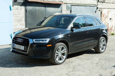 Dnepropetrovsk, Ukrayna - 06.08.2022: AUDI Q3 in black. Audi Q3 alt kompakt lüks SUV aracı.