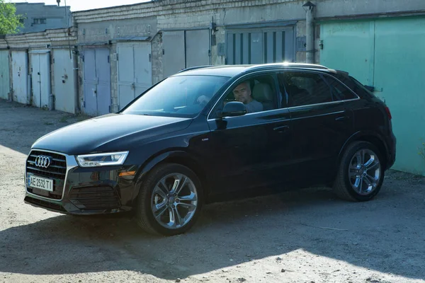 Dnepropetrovsk, Ukrayna - 06.08.2022: AUDI Q3 in black. Audi Q3 alt kompakt lüks SUV aracı.