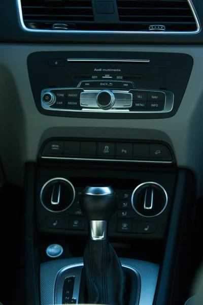 Dnepropetrovsk ウクライナ 2022 Audi Q3で黒 コンパクトな高級クロスオーバーアウディQ3 設定ボタン付き多機能ステアリングホイールのクローズアップ コントロールパネル サロン詳細 — ストック写真
