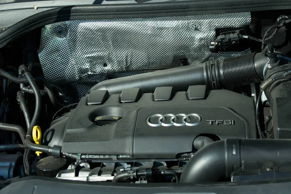 Audi Preto Cruzamento Luxo Subcompacto Audi Close Motor Conteúdo Sob — Fotografia de Stock