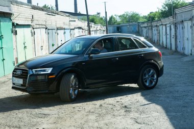 Dnepropetrovsk, Ukrayna - 06.08.2022: Siyah Audi Q3 kullanan bir adam. Subcompact lüks geçiş Audi Q3.