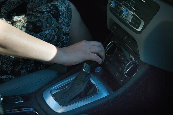 Close Mãos Femininas Volante Enquanto Dirige Carro Cruzamento Luxo Subcompacto — Fotografia de Stock