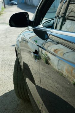 Siyahlı AUDI Q3. Alt kompakt lüks Audi Q3 geçidi. Yan ayna görüntüsü