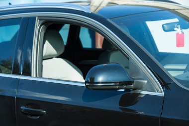 Siyahlı AUDI Q3. Alt kompakt lüks Audi Q3 geçidi. Yan ayna görüntüsü