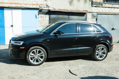 Dnepropetrovsk, Ukrayna - 06.08.2022: AUDI Q3 in black. Alt kompakt lüks Audi Q3 geçidi. Yan görünüm.