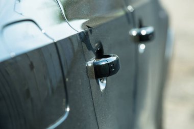 Siyahlı AUDI Q3. Alt kompakt lüks Audi Q3 geçidi. Kapı kollarının görüntüsü.