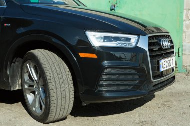 Dnepropetrovsk, Ukrayna - 06.08.2022: AUDI Q3 in black. Alt kompakt lüks Audi Q3 geçidi. Ayrıntılar. Far tipi.