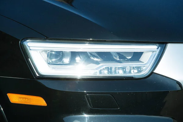 Audi Het Zwart Subcompacte Luxe Crossover Wagen Detail Type Koplamp — Stockfoto