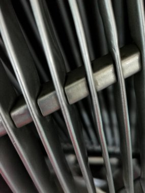 Kılavuz bir araba. Radyatör ızgarası. Metal yakın çekim doku arka plan. Büyük güçlü motoru makro krom ızgara