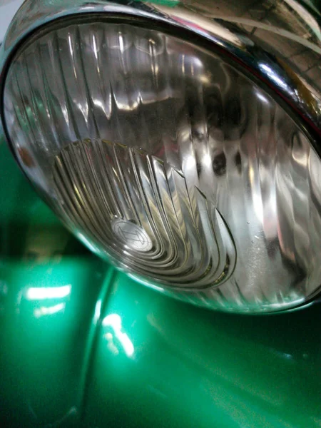 Κοντινό Πλάνο Ενός Στρογγυλού Προβολέα Ενός Ρετρό Αυτοκινήτου Πράσινο — Φωτογραφία Αρχείου