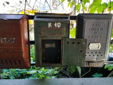 Eski metal posta kutuları. Kutulardaki yazılar Rusçada soldan sağa doğru, uygun. 10, mektuplar ve gazeteler için yazışmalar bir apartmandaki ev adresine teslim edilir..