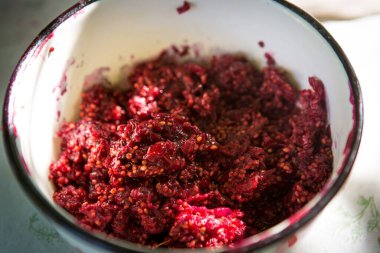 Kadın kırmızı üzümlü reçel hazırlıyor, kadın bulaşıklar için marmelat yapıyor, sağlıklı beslenme ve pişirme konsepti.