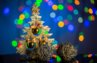 Süslü oyuncak noel ağacı, ışıl ışıl ve harika bir arka plan fotokopi alanı. Kartpostallar için Noel arkaplanı. Noel dekorasyonu konsepti.