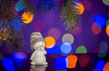 Mutlu kardan adam oyuncağı ışıl ışıl ve fotokopi alanı olan muhteşem bir arka plan. Kartpostallar için Noel arkaplanı. Noel dekorasyonu konsepti.