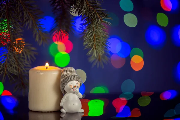 Lustiges Schneemannspielzeug Und Brennende Kerze Auf Funkelndem Und Fabelhaftem Bokeh — Stockfoto