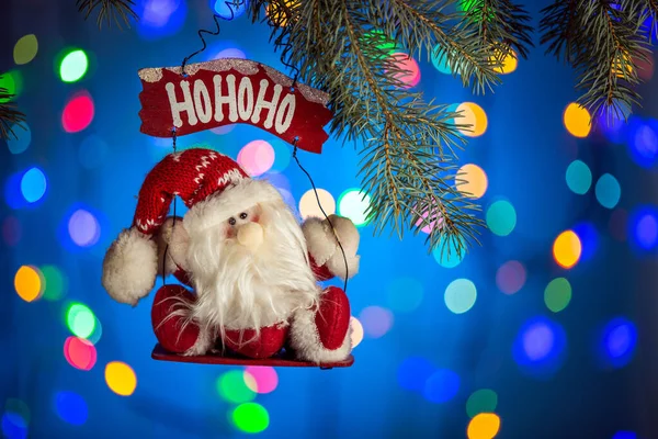Jolly Santa Claus玩具在闪闪发光和难以置信的Bokeh背景与复制空间 明信片的圣诞背景 圣诞装饰概念 — 图库照片