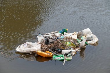 Plastikten suya kuş yuvası. Yüksek kalite fotoğraf