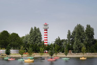 Almere, Hollanda - 15 Haziran: Floriade Expo 2022 'de renkli deniz feneri ve yüzen ağaçlar Almere Amsterdam Hollanda' da büyüyen yeşil şehirler. Yüksek kalite fotoğraf