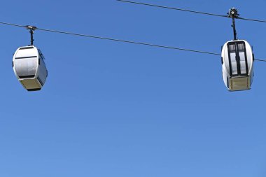 Mavi arka planı olan beyaz bir teleferik. Yüksek kalite fotoğraf