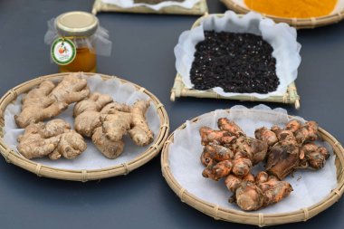 Bambu tabağında siyah kuru pirinç. Yüksek kalite fotoğraf