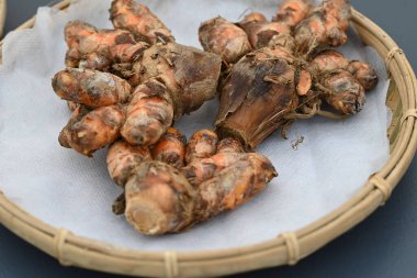 Bambu tabakta taze turuncu zerdeçal. Yüksek kalite fotoğraf