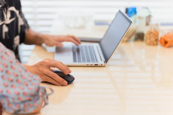 Lavoro di squadra uomo d'affari mano utilizzando il computer portatile workon del mouse in conferenza riunione online. — Foto Stock