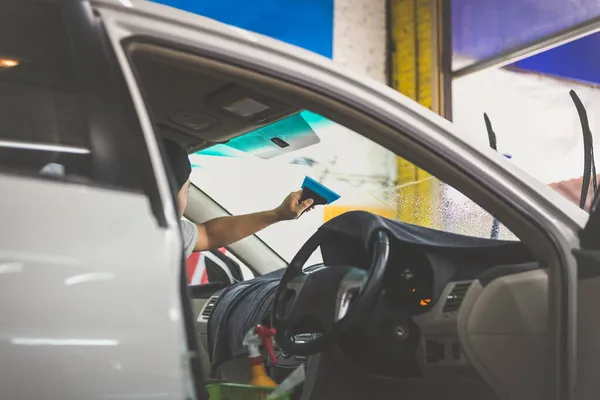 Mann installiert Farbfolien auf Autoscheibe. — Stockfoto