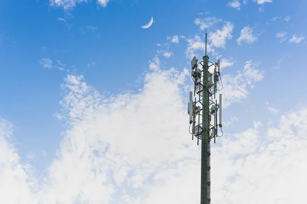 Телекомунікаційна вежа з фоном блакитного неба та білих хмар . — стокове фото
