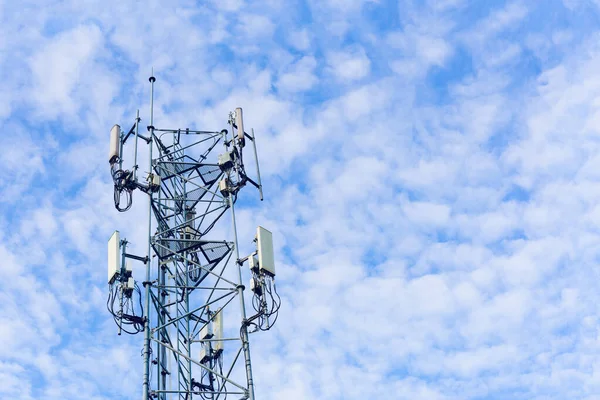 Телекомунікаційна вежа з фоном блакитного неба та білих хмар . — стокове фото