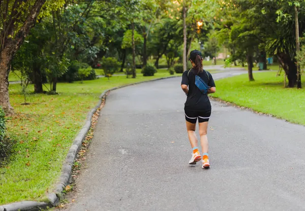 Esporte mulher exercício jogging no parque pela manhã. — Fotografia de Stock