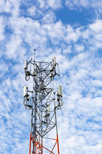 Vetical távközlési torony kék ég és fehér felhők háttér. — Stock Fotó