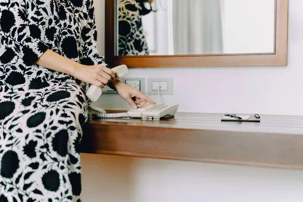 Affärskvinnor handuppringning telefonnummer i hotellrum. — Stockfoto