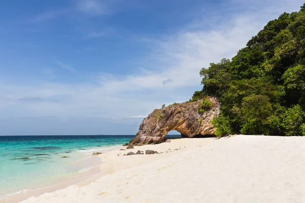 Arco de piedra natural y playa blanca en Ko Khai cerca del parque nacional de Tarutao Satun Tailandia. — Foto de Stock