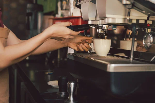 Kobieta barista robi filiżankę kawy z ekspresem do kawy w kawiarni. — Zdjęcie stockowe